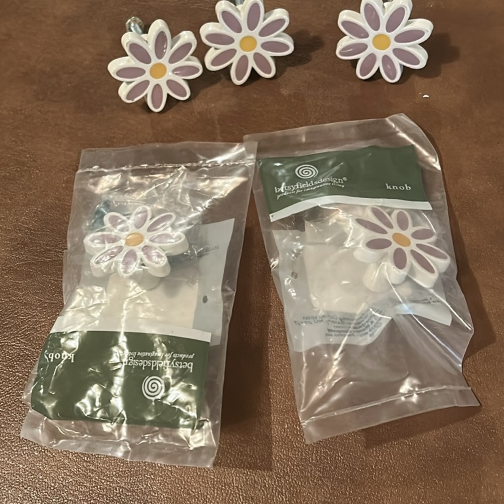 Daisy Flower Drawer Knobs - White & Lavender total of 5